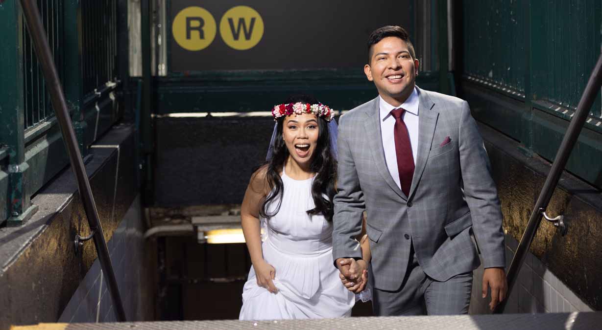 Lucelia y Anthony saliendo del subway casados